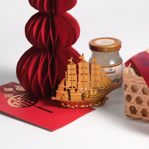 Gold Chalom Set เซ็ตตะกร้าตรุษจีนเพื่อสุขภาพ รังนกพรีเมียม 6ขวด และเรือสำเภาทอง - COZXY Product Image