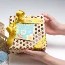 Songkran Petite Set เซ็ตตะกร้าสงกรานต์เพื่อความผ่อนคลาย เทียนหอม240g และมาลัยดอกไม้ประดิษฐ์ - COZXY Thumbnail